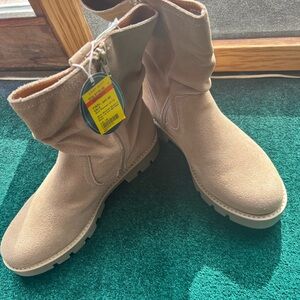 White Mountain Kahi suede leather boots
New size 10 New